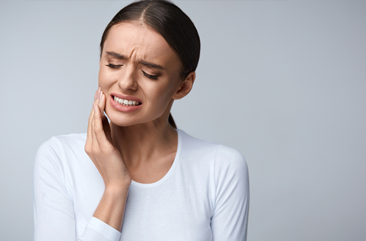 O femeie tânără prezintă dureri de dinți_ibuprofenul ar putea ajuta